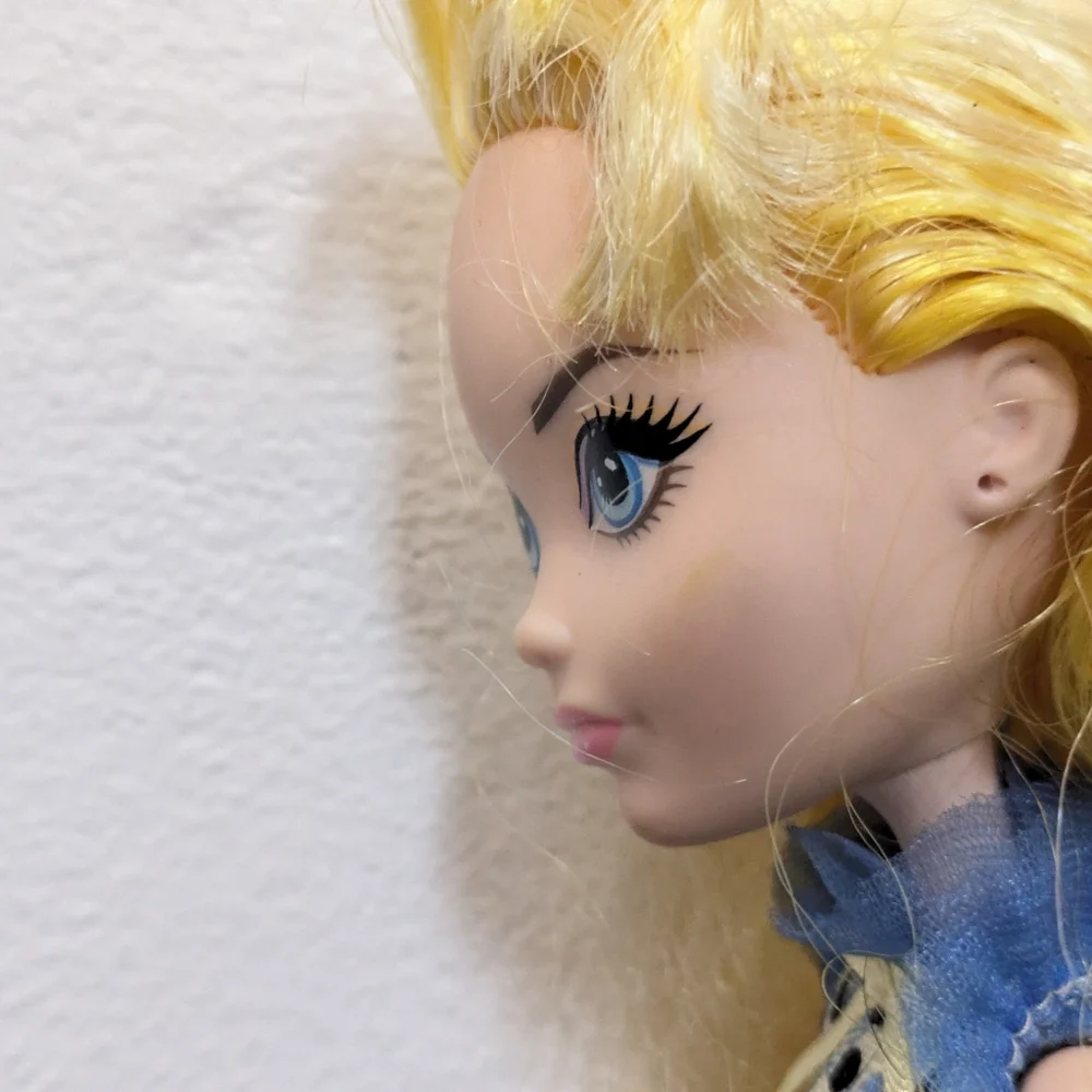 Ever After High Blondie Lockes Signature Royal Doll